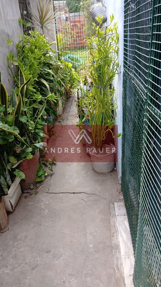 VENTA DE CASA CON 3 DEPARTAMENTOS INTERNOS