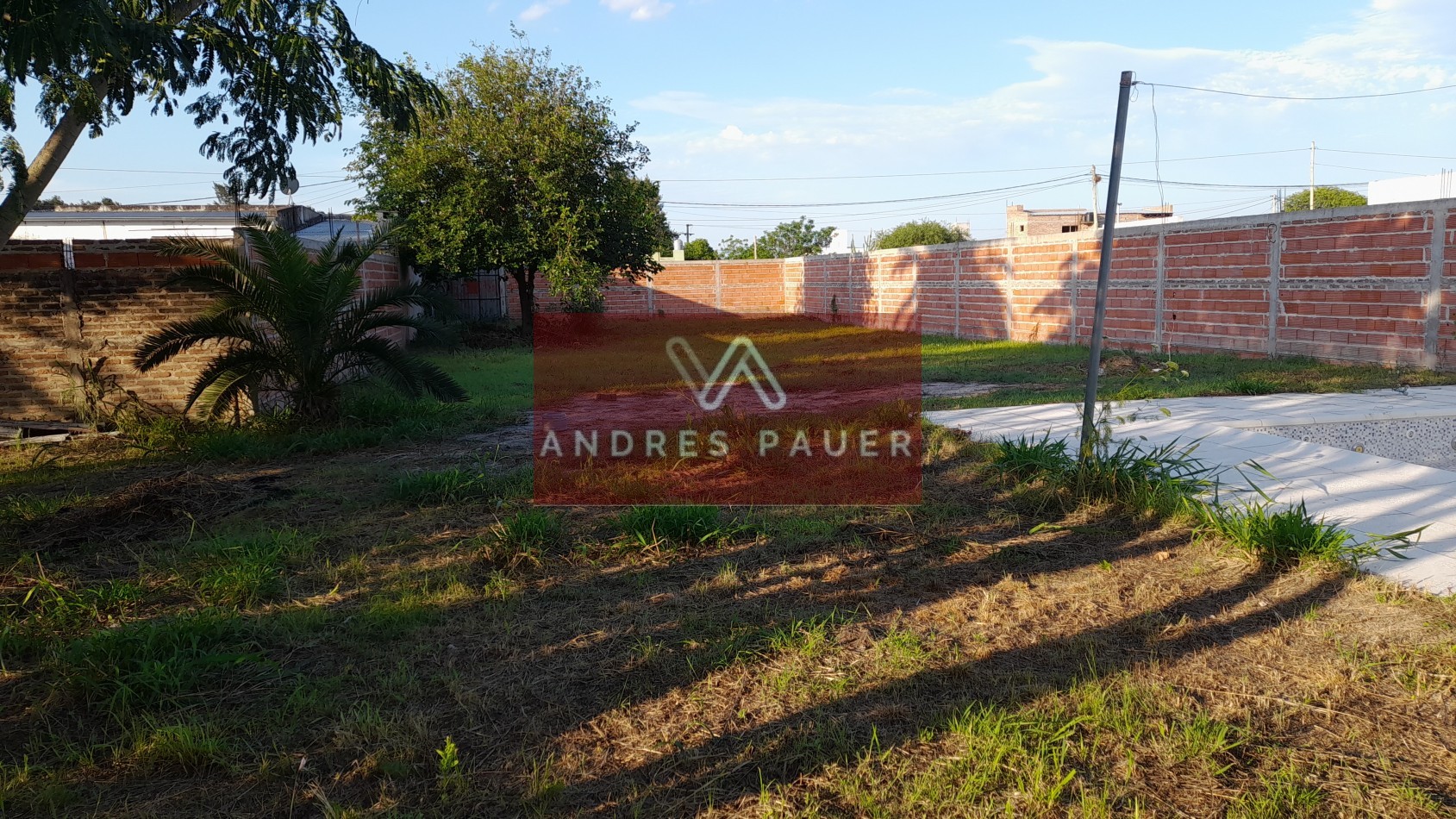 VENTA DE TERRENO CON PISCINA