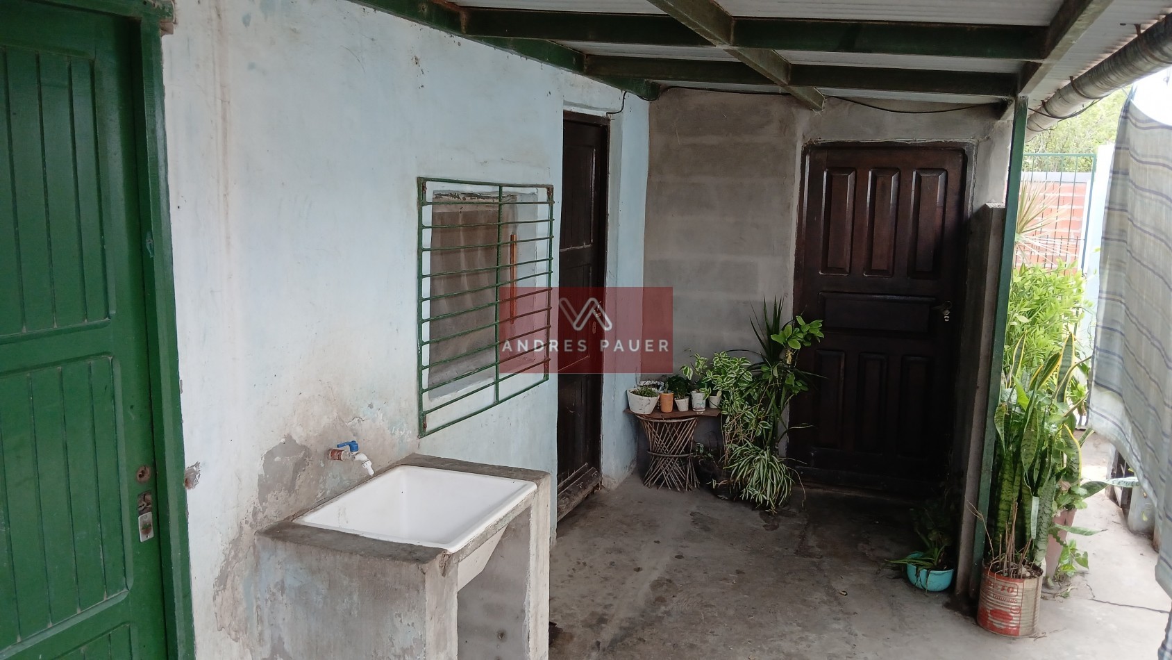 VENTA DE CASA CON 3 DEPARTAMENTOS INTERNOS